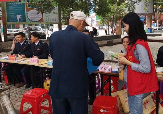 隆安县青年志愿者开展国家宪法日集中宣传活动