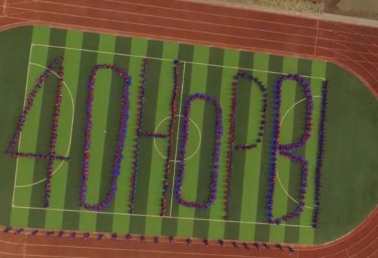 百色市大华民族小学少先队员献礼改革开放40周年和广西壮族自治区成立60周年