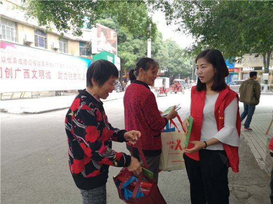 隆安县青年志愿者开展国家宪法日集中宣传活动