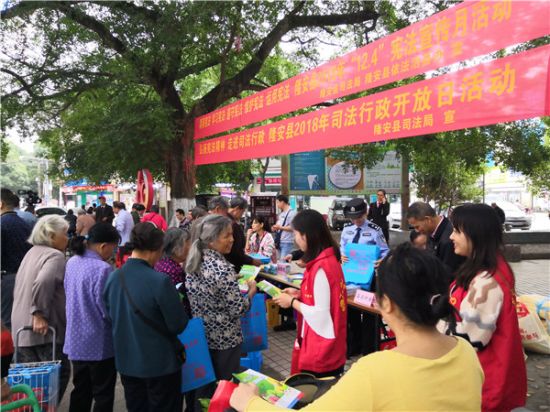 隆安县青年志愿者开展国家宪法日集中宣传活动