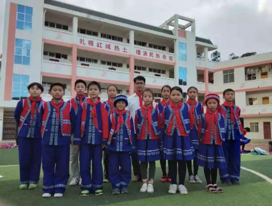 百色市大华民族小学少先队员献礼改革开放40周年和广西壮族自治区成立60周年