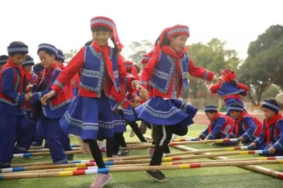 百色市大华民族小学少先队员献礼改革开放40周年和广西壮族自治区成立60周年