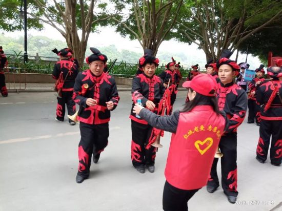 “千姿百色·多彩壮乡”民族文化巡游展演雨中举行，青年志愿者不畏严寒提供服务