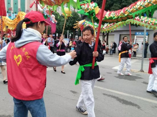 “千姿百色·多彩壮乡”民族文化巡游展演雨中举行，青年志愿者不畏严寒提供服务