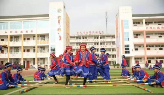 百色市大华民族小学少先队员献礼改革开放40周年和广西壮族自治区成立60周年