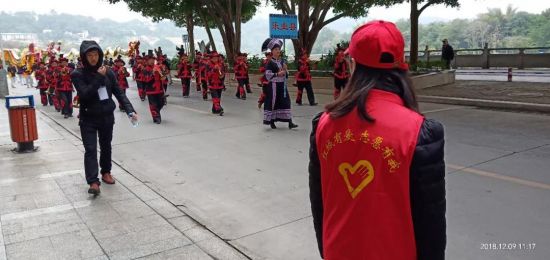 “千姿百色·多彩壮乡”民族文化巡游展演雨中举行，青年志愿者不畏严寒提供服务