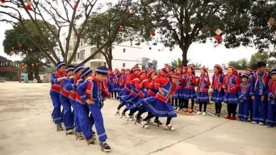 百色市大华民族小学少先队员献礼改革开放40周年和广西壮族自治区成立60周年