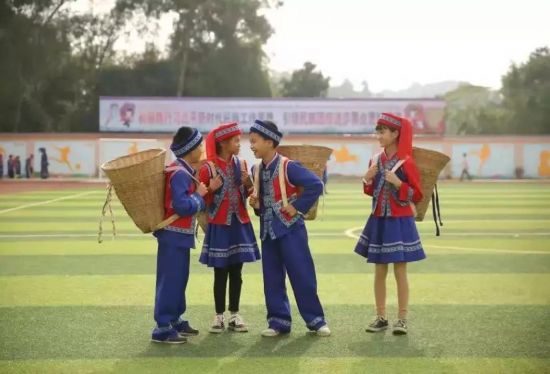 百色市大华民族小学少先队员献礼改革开放40周年和广西壮族自治区成立60周年