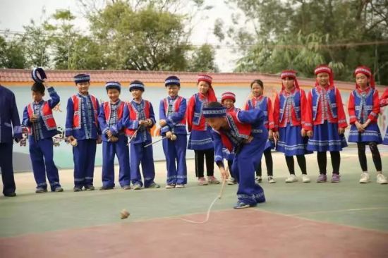 百色市大华民族小学少先队员献礼改革开放40周年和广西壮族自治区成立60周年