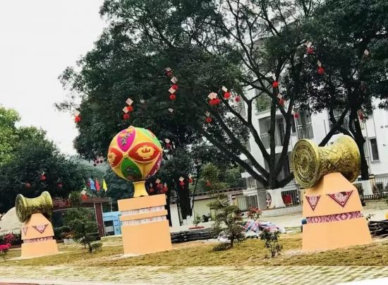 百色市大华民族小学少先队员献礼改革开放40周年和广西壮族自治区成立60周年