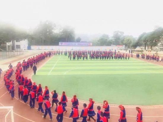 百色市大华民族小学少先队员献礼改革开放40周年和广西壮族自治区成立60周年