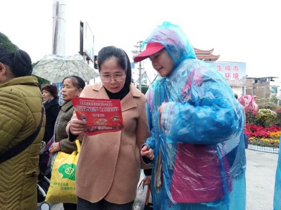 “千姿百色·多彩壮乡”民族文化巡游展演雨中举行，青年志愿者不畏严寒提供服务