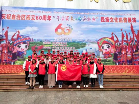 “千姿百色·多彩壮乡”民族文化巡游展演雨中举行，青年志愿者不畏严寒提供服务