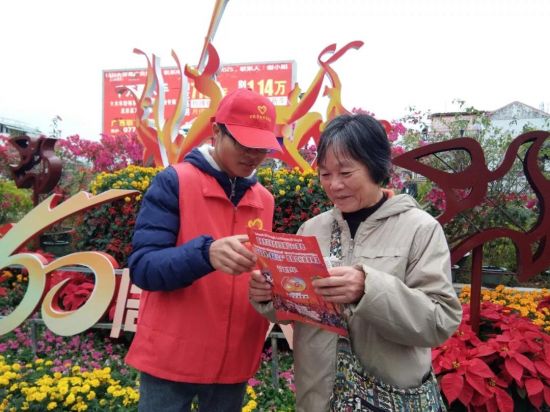 “千姿百色·多彩壮乡”民族文化巡游展演雨中举行，青年志愿者不畏严寒提供服务