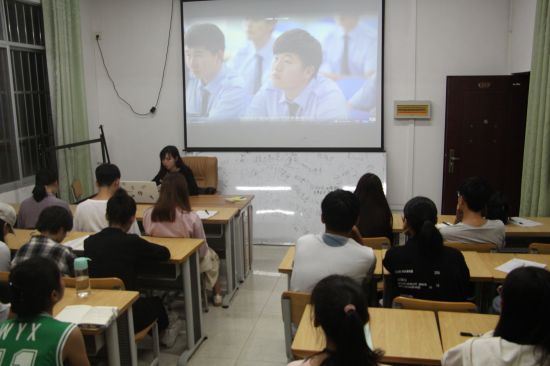 广西民族大学商学院开展“学习三会两制一课”主题团课