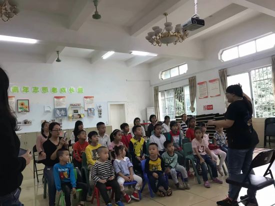 广西民族大学管理学院雨露服务分队开展“乐曲伴童长,书香与孩行”活动