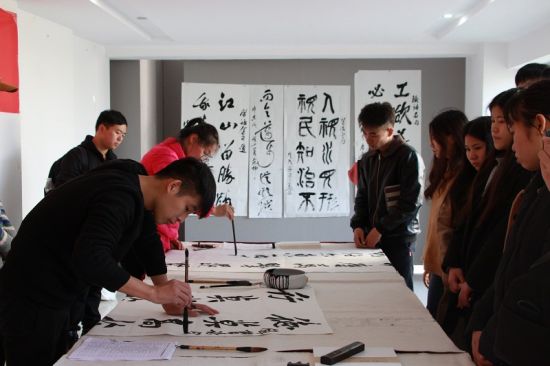 “习语金句•百校千言”——当代书法名家进高校翰墨巡展在广西师范大学举办