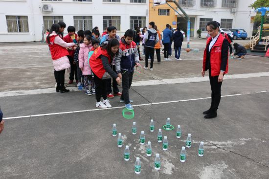 隆安县青年志愿者走进特校关爱特殊儿童