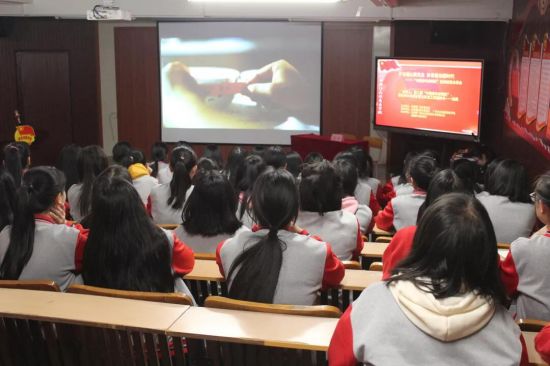 聆听青春故事 学习身边榜样