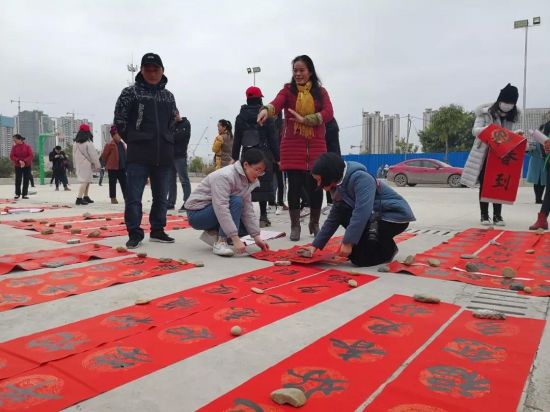 青春汇爱、春节送暖——团百色市委开展春节送温暖公益活动和党支部党员固定活动日暨进社区“双报到”活动