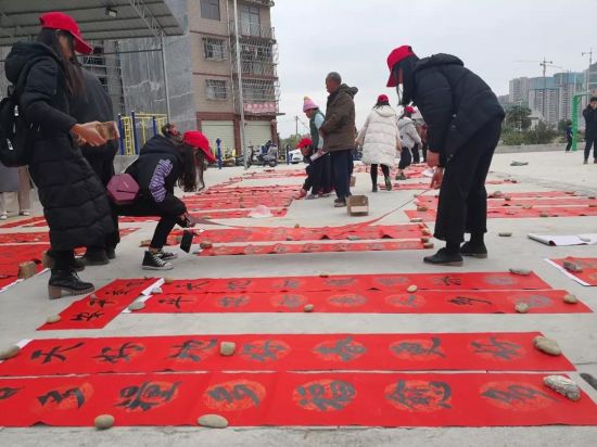 青春汇爱、春节送暖——团百色市委开展春节送温暖公益活动和党支部党员固定活动日暨进社区“双报到”活动