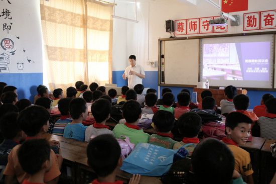 团市委开展2018年玉林市“冬日暖阳”青少年维权和自护教育安全体验课活动