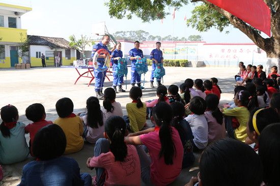 团市委开展2018年玉林市“冬日暖阳”青少年维权和自护教育安全体验课活动