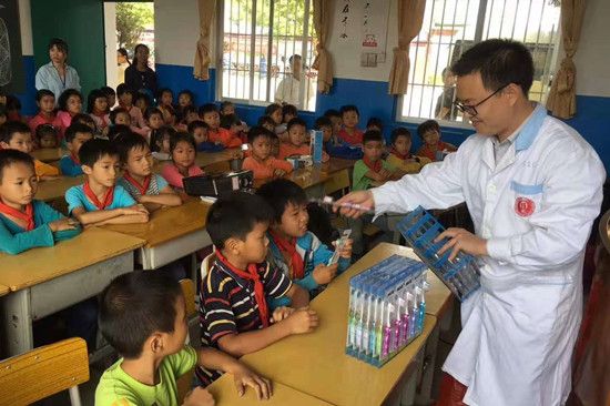 团市委开展2018年玉林市“冬日暖阳”青少年维权和自护教育安全体验课活动