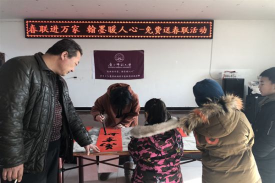 广西师范大学春联进万家项目组开展“春联进万家，翰墨暖人心”活动