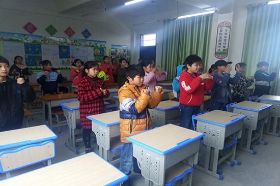 广西师范大学万众爱心学校赶赴陆川进行爱心支教活动