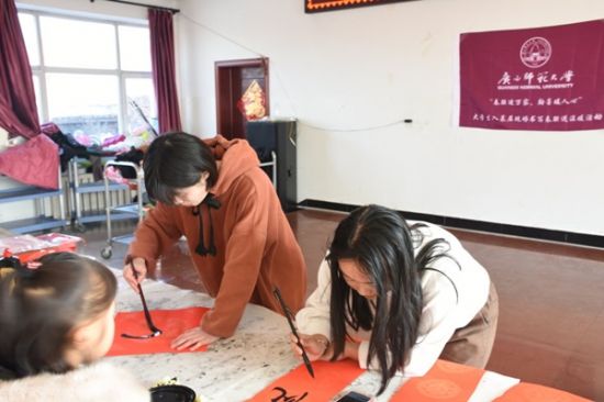 广西师范大学春联进万家项目组开展“春联进万家，翰墨暖人心”活动