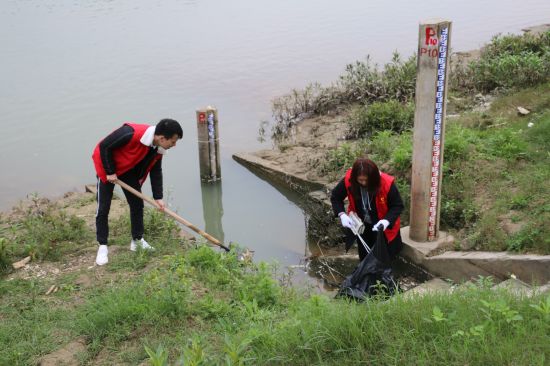“河”你在一起 | 隆安县开展“保护右江 母亲河 争当隆安‘河小青’”环境卫生 整治活动