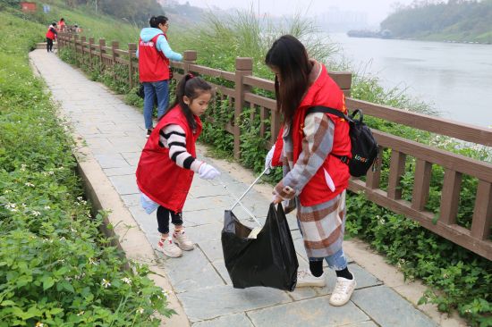 “河”你在一起 | 隆安县开展“保护右江 母亲河 争当隆安‘河小青’”环境卫生 整治活动