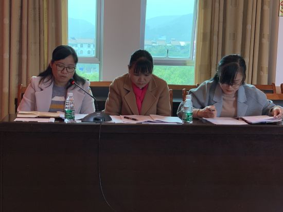 隆安县西部计划项目办召开志愿者服务单位交流座谈会