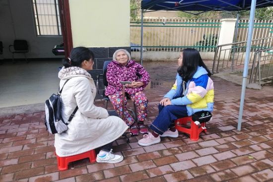 广西师范大学2018级数学类第二团支部开展“‘学雷锋’志愿服务之关爱夕阳红活动”主题团日活动