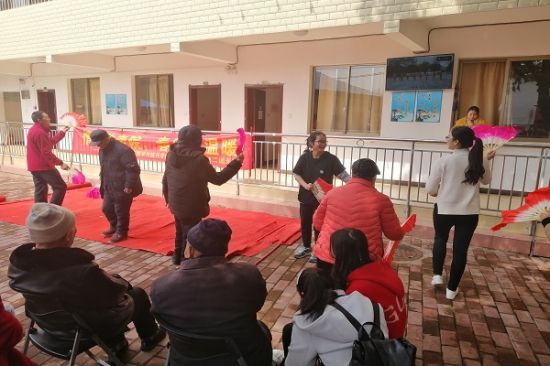 广西师范大学2018级数学类第二团支部开展“‘学雷锋’志愿服务之关爱夕阳红活动”主题团日活动