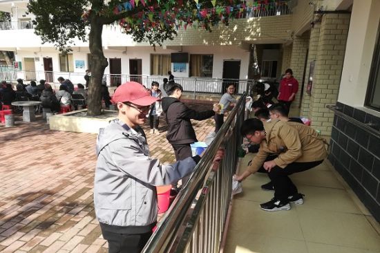 广西师范大学2018级数学类第二团支部开展“‘学雷锋’志愿服务之关爱夕阳红活动”主题团日活动