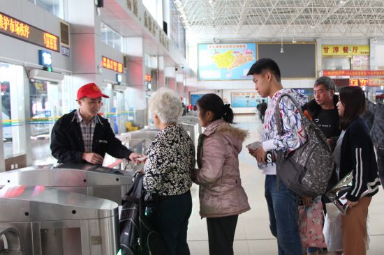 学习雷锋好榜样,青春建功新时代——广西民族大学政管学院团委赴西乡塘客运站开展“学雷锋”志愿服务活动