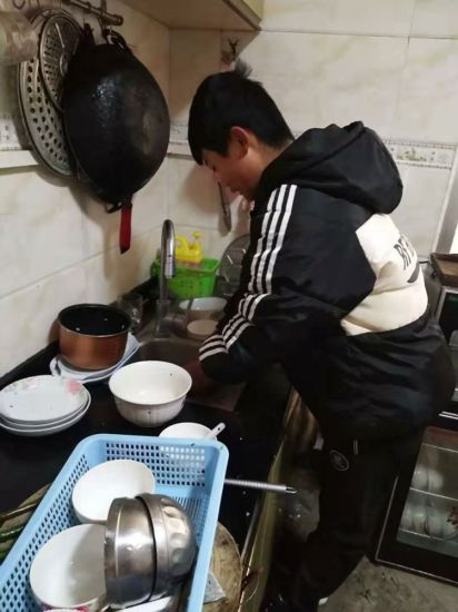 桂林市灌阳县灌阳镇红旗中学 开展“小手拉大手 助力脱贫攻坚”主题宣传活动