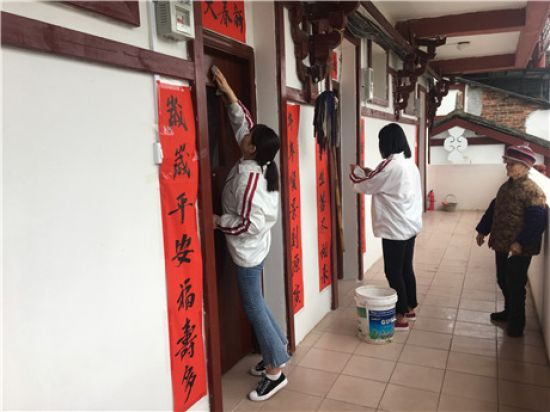 真情学雷锋，情暖敬老院