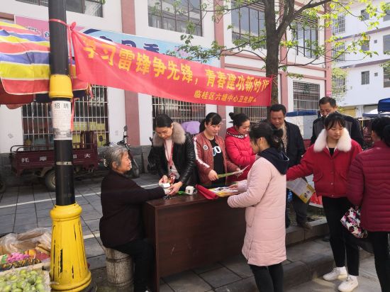 六塘镇开展“学习雷锋争先锋 青春建功新时代”义诊活动