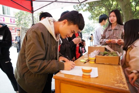 广西师范大学开展“我为校园添‘青’彩”绿植领养活动