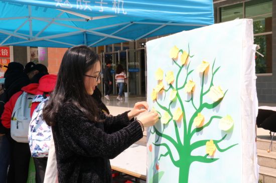广西师范大学开展“我为校园添‘青’彩”绿植领养活动