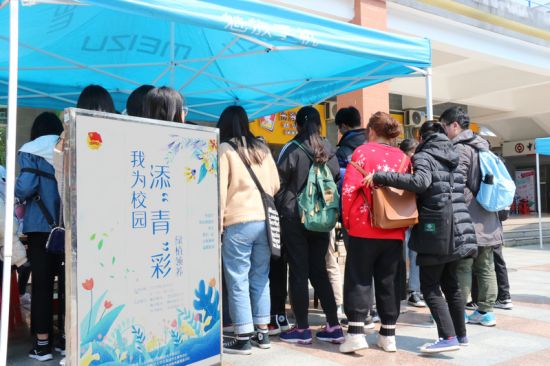 广西师范大学开展“我为校园添‘青’彩”绿植领养活动