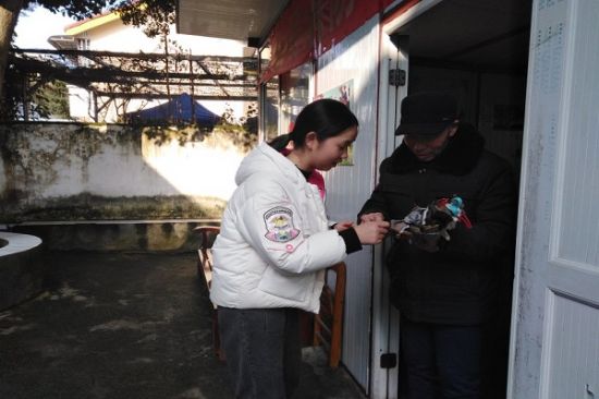 扬雷锋奉献精神，展时代青年风采