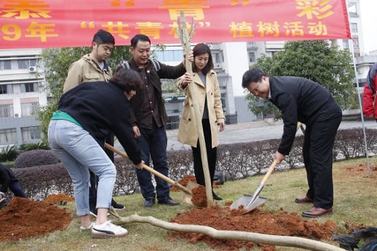 广西师范大学开展“我为校园添‘青’彩”“共青林”植树活动