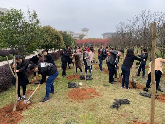 广西师范大学开展“我为校园添‘青’彩”“共青林”植树活动