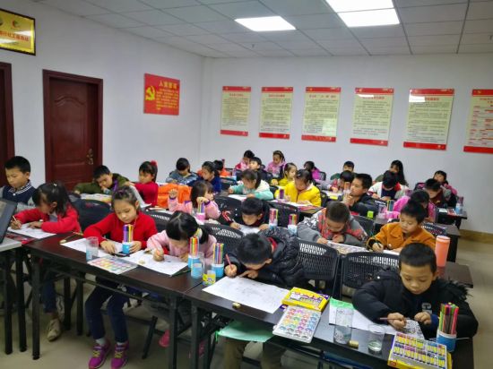 隆安县“情暖童心”流动少年宫公益课堂开课啦！