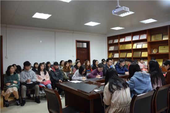 广西师范大学政治与公共管理学院举办“学习两会精神，勇担青春使命”学生干部能力与素质提升交流会