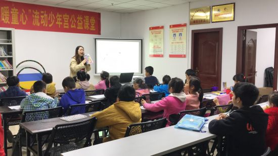 隆安县“情暖童心”流动少年宫公益课堂开课啦！
